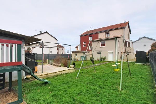 Maison jumelée 85m2 avec grand garage et jardin