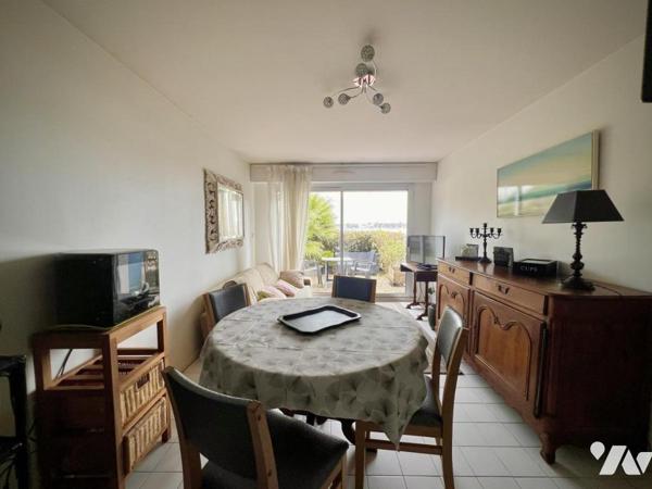 VUE MER POUR CET APPARTEMENT ENTRETENU ET EN PARFAIT ETAT AVEC TERRASSES ET GARAGE