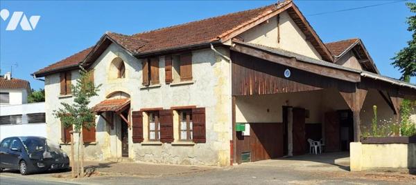 VIC-FEZENSAC, maison de ville en pierre et jardin.