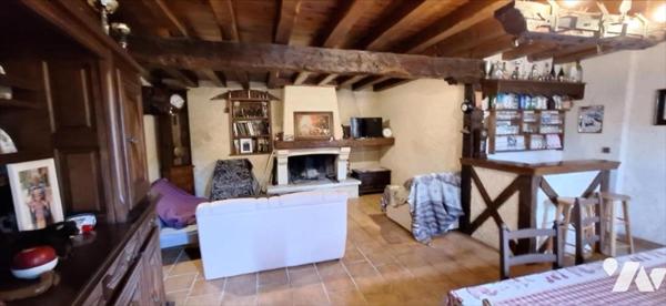 VIC-FEZENSAC, maison de ville en pierre et jardin.