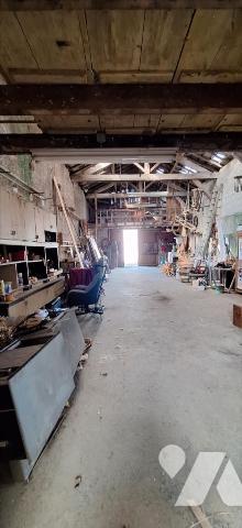 VIC-FEZENSAC, maison de ville en pierre et jardin.