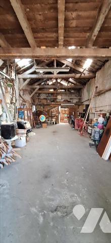 VIC-FEZENSAC, maison de ville en pierre et jardin.