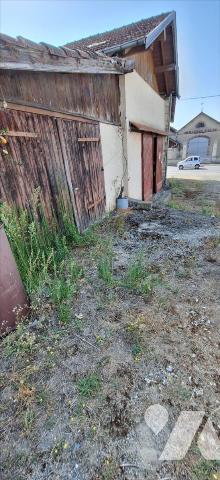 VIC-FEZENSAC, maison de ville en pierre et jardin.