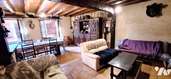 VIC-FEZENSAC, maison de ville en pierre et jardin.