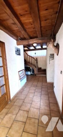 VIC-FEZENSAC, maison de ville en pierre et jardin.