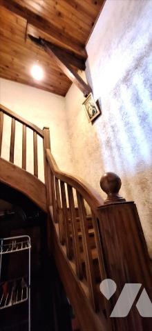 VIC-FEZENSAC, maison de ville en pierre et jardin.