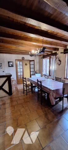 VIC-FEZENSAC, maison de ville en pierre et jardin.