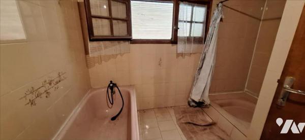 VIC-FEZENSAC, maison de ville en pierre et jardin.