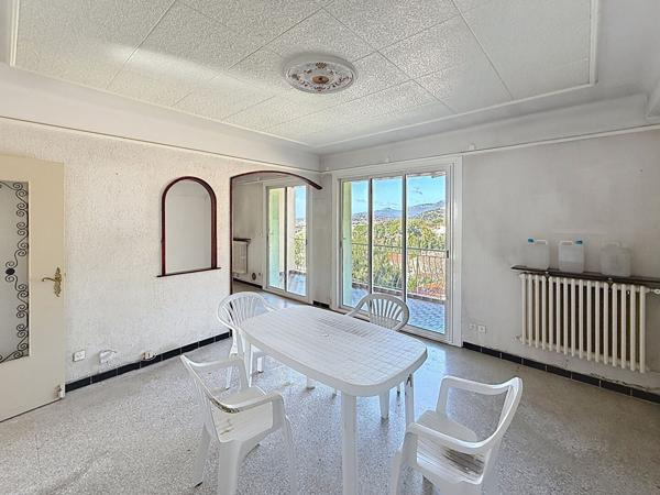 Appartement Toulon de 5 pièces de 97m² Garage cave et parking collectif