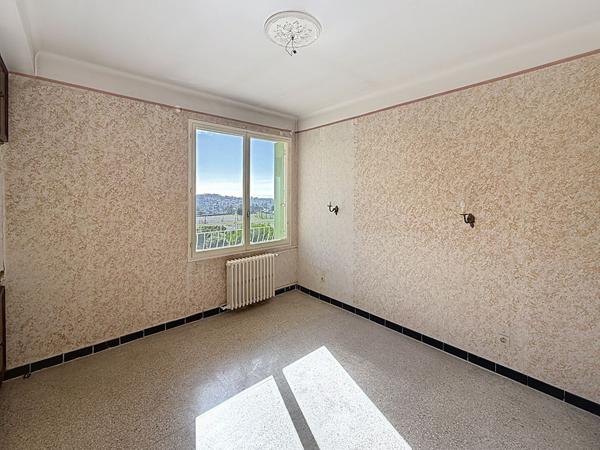 Appartement Toulon de 5 pièces de 97m² Garage cave et parking collectif