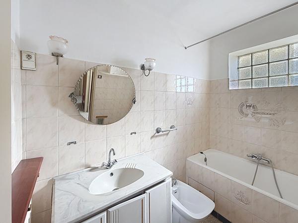 Appartement Toulon de 5 pièces de 97m² Garage cave et parking collectif