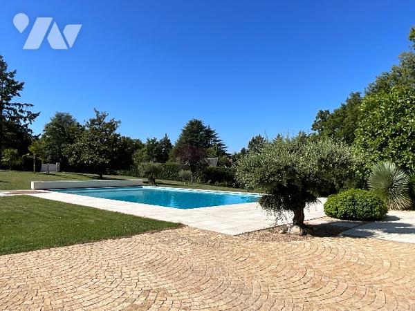 SAINT CYR SUR LOIRE (37540) Elégante propriété avec piscine dans un cadre d’exception de 1,4 hectare