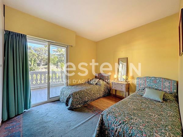 A VENDRE - MANDELIEU - 4P - VUE GOLF AVEC 2 GARAGES ET CAVE