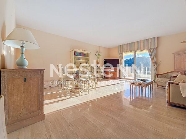 A VENDRE - MANDELIEU - 4P - VUE GOLF AVEC 2 GARAGES ET CAVE