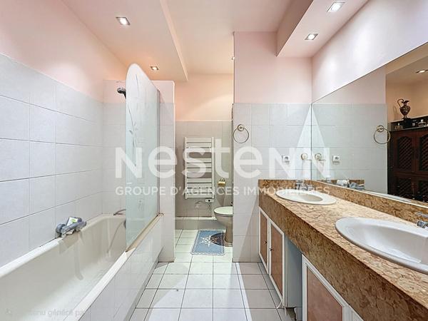 A VENDRE - MANDELIEU - 4P - VUE GOLF AVEC 2 GARAGES ET CAVE