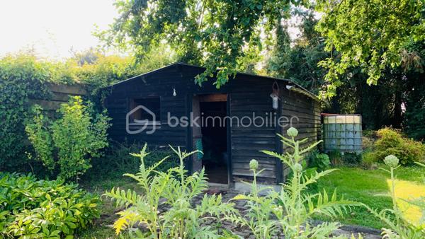 À mi-chemin entre SAINT-BRIEUC et PLENEUF-VAL-ANDRÉ, découvrez cette maison Néo-bretonne pleine de charme avec Studio indépendant, proche du littoral, à seulement 12 minutes de la gare TGV Lamballe-Armor.

En rez de jardin, l'entrée lumineuse s'ouvre côté Sud sur le séjour salon de 57 m2, où une belle cheminée bretonne restaurée embellit l'espace rehaussé de poutres apparentes. Dans le prolongement du salon, la véranda vous invite à la découverte du jardin.
La cuisine aménagée de qualité Schimdt, séparée, donne sur une grande terrasse de 28 m2, avec espace barbecue. Un grand store banne y apporte fraicheur en été tout comme le petit bassin orné de plantes aquatiques - lieux idéal à caractère paisible pour les moments de détente, ou repas en famille et autres...
Le Coté Est de l'entrée donne accès sur une grande chambre, une salle de bain, ainsi qu'un toilette séparé avec point d'eau.

À l'étage, le couloir mezzanine vous permet d’accéder à 2 chambres dont l’une est privative avec salle d’eau, un wc et un studio.
Le studio offre une possibilité de location saisonnière de 4000€/an environ, mais il peut également servir de 4ème chambre. L'accès depuis l’exterieur lui confère toute autonomie.

Un vaste sous-sol donne accès au garage, une cave enterrée, ainsi qu'à deux autres pièces : cellier et arrière cuisine - nombreux rangements.

La maison de DPE classe A  bénéficie d'un chauffage avec production eau chaude performant. 
Chaudière pompe à chaleur air/eau récente.

Assainissement individuel à remettre aux normes

Taxe foncière: 1698 euros

Les ATOUTS de ce bien :

*  Proximité Gare TGV 2h17 PARIS - Lamballe-Armor 12 mn - Saint-Brieuc 15 mn

*  Propriété de 7241 m2 clôturée - portail et porte de garage automatisés - visiophone

*  Verger - potager - roseraie

*  Studio indépendant

*  Piscinable

*  Performance énergétique A - DPE du 26 mars 2026

*  3 Petite dépendances cadastrées, dont 1 desservie en Eau et Électricité + 1 en électricité

*  Proche toutes commodités (universités - hopitaux Saint-Brieuc) 

Pour visiter cette belle propriété prenez dès à présent votre rendez-vous.
Marie-Thérèse VALLADON - Tel : 07 49 72 89 43 - 22800 Quintin
Disponible du lundi au samedi de 9 heures à 19 heures.

---