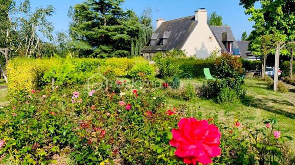 À mi-chemin entre SAINT-BRIEUC et PLENEUF-VAL-ANDRÉ, découvrez cette maison Néo-bretonne pleine de charme avec Studio indépendant, proche du littoral, à seulement 12 minutes de la gare TGV Lamballe-Armor.

En rez de jardin, l'entrée lumineuse s'ouvre côté Sud sur le séjour salon de 57 m2, où une belle cheminée bretonne restaurée embellit l'espace rehaussé de poutres apparentes. Dans le prolongement du salon, la véranda vous invite à la découverte du jardin.
La cuisine aménagée de qualité Schimdt, séparée, donne sur une grande terrasse de 28 m2, avec espace barbecue. Un grand store banne y apporte fraicheur en été tout comme le petit bassin orné de plantes aquatiques - lieux idéal à caractère paisible pour les moments de détente, ou repas en famille et autres...
Le Coté Est de l'entrée donne accès sur une grande chambre, une salle de bain, ainsi qu'un toilette séparé avec point d'eau.

À l'étage, le couloir mezzanine vous permet d’accéder à 2 chambres dont l’une est privative avec salle d’eau, un wc et un studio.
Le studio offre une possibilité de location saisonnière de 4000€/an environ, mais il peut également servir de 4ème chambre. L'accès depuis l’exterieur lui confère toute autonomie.

Un vaste sous-sol donne accès au garage, une cave enterrée, ainsi qu'à deux autres pièces : cellier et arrière cuisine - nombreux rangements.

La maison de DPE classe A  bénéficie d'un chauffage avec production eau chaude performant. 
Chaudière pompe à chaleur air/eau récente.

Assainissement individuel à remettre aux normes

Taxe foncière: 1698 euros

Les ATOUTS de ce bien :

*  Proximité Gare TGV 2h17 PARIS - Lamballe-Armor 12 mn - Saint-Brieuc 15 mn

*  Propriété de 7241 m2 clôturée - portail et porte de garage automatisés - visiophone

*  Verger - potager - roseraie

*  Studio indépendant

*  Piscinable

*  Performance énergétique A - DPE du 26 mars 2026

*  3 Petite dépendances cadastrées, dont 1 desservie en Eau et Électricité + 1 en électricité

*  Proche toutes commodités (universités - hopitaux Saint-Brieuc) 

Pour visiter cette belle propriété prenez dès à présent votre rendez-vous.
Marie-Thérèse VALLADON - Tel : 07 49 72 89 43 - 22800 Quintin
Disponible du lundi au samedi de 9 heures à 19 heures.

---