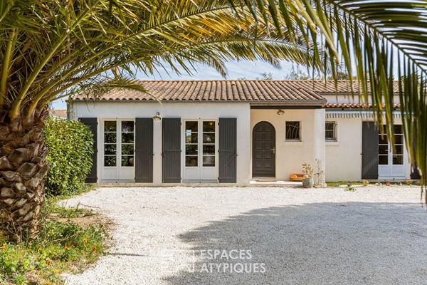 La douceur insulaire d’une Oléronaise au jardin luxuriant