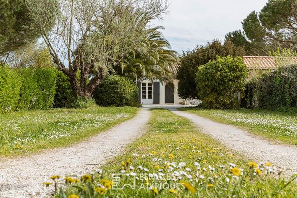 La douceur insulaire d’une Oléronaise au jardin luxuriant