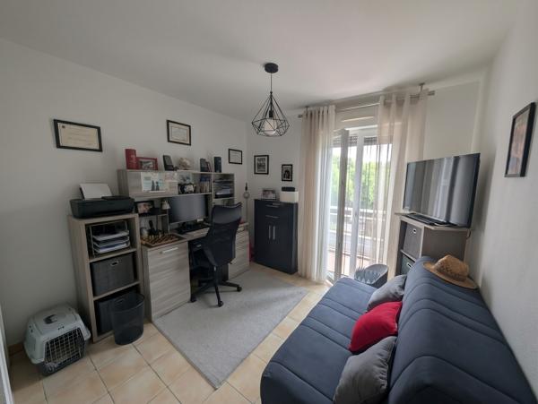 Superbe T3 lumineux avec terrasse, cellier, piscine et parking