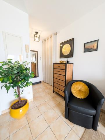 Superbe T3 lumineux avec terrasse, cellier, piscine et parking