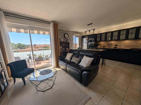 Superbe T3 lumineux avec terrasse, cellier, piscine et parking