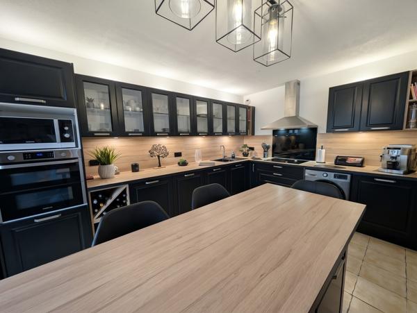 Superbe T3 lumineux avec terrasse, cellier, piscine et parking