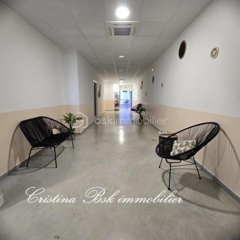 ✨ En exclusivité ✨
Je vous présente ce bien exceptionnel : trois bureaux, lumineux et entièrement équipés pour un environnement de travail confortable et productif. Situé dans un emplacement stratégique, ce lieu offre visibilité, accessibilité et praticité au quotidien.
Lavabo pour un confort optimal, climatisation réversible, éclairage LED écoénergétique, grandes fenêtres offrant une vue dégagée.
Le petit + : Un espace d'accueil d’environ 6 m² pour recevoir vos clients dans les meilleures conditions.
L’accès aux locaux se fait facilement par un escalier ou un grand ascenseur, pouvant accueillir jusqu’à 8 personnes. Nombreux parkings à proximité.
N'attendez plus pour visiter cet espace de travail clé en main, dans une zone dynamique et commerçante !
Situé à seulement 1 km de l'axe de l'autoroute A51 et de la gare SNCF , à 40 minutes d'Aix-en-Provence. De plus, le site de Cadarache/ Iter se trouve à 20 minutes. 
Pour plus d'informations ou pour organiser une visite, contactez-moi dès maintenant et saisissez cette opportunité unique de rejoindre un environnement professionnel attrayant.
Les honoraires sont à la charge du vendeur
#LocauxProfessionnels #BureauxÀVendre #ImmobilierProfessionnel04 #Manosque #Entrepreneurs #ProfessionLibérale #EmplacementStratégique #tertiaire
#SudDeLaFrance