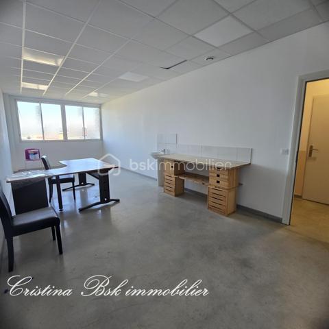 ✨ En exclusivité ✨
Je vous présente ce bien exceptionnel : trois bureaux, lumineux et entièrement équipés pour un environnement de travail confortable et productif. Situé dans un emplacement stratégique, ce lieu offre visibilité, accessibilité et praticité au quotidien.
Lavabo pour un confort optimal, climatisation réversible, éclairage LED écoénergétique, grandes fenêtres offrant une vue dégagée.
Le petit + : Un espace d'accueil d’environ 6 m² pour recevoir vos clients dans les meilleures conditions.
L’accès aux locaux se fait facilement par un escalier ou un grand ascenseur, pouvant accueillir jusqu’à 8 personnes. Nombreux parkings à proximité.
N'attendez plus pour visiter cet espace de travail clé en main, dans une zone dynamique et commerçante !
Situé à seulement 1 km de l'axe de l'autoroute A51 et de la gare SNCF , à 40 minutes d'Aix-en-Provence. De plus, le site de Cadarache/ Iter se trouve à 20 minutes. 
Pour plus d'informations ou pour organiser une visite, contactez-moi dès maintenant et saisissez cette opportunité unique de rejoindre un environnement professionnel attrayant.
Les honoraires sont à la charge du vendeur
#LocauxProfessionnels #BureauxÀVendre #ImmobilierProfessionnel04 #Manosque #Entrepreneurs #ProfessionLibérale #EmplacementStratégique #tertiaire
#SudDeLaFrance