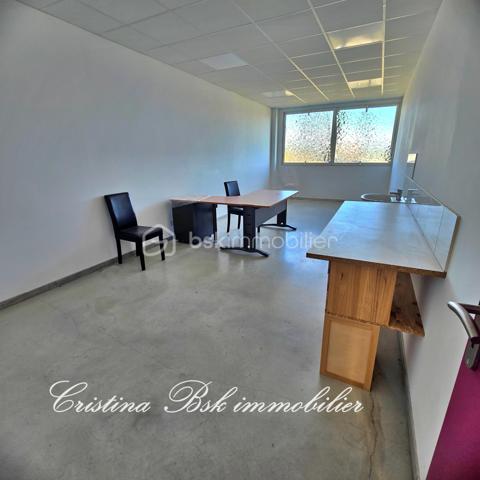 ✨ En exclusivité ✨
Je vous présente ce bien exceptionnel : trois bureaux, lumineux et entièrement équipés pour un environnement de travail confortable et productif. Situé dans un emplacement stratégique, ce lieu offre visibilité, accessibilité et praticité au quotidien.
Lavabo pour un confort optimal, climatisation réversible, éclairage LED écoénergétique, grandes fenêtres offrant une vue dégagée.
Le petit + : Un espace d'accueil d’environ 6 m² pour recevoir vos clients dans les meilleures conditions.
L’accès aux locaux se fait facilement par un escalier ou un grand ascenseur, pouvant accueillir jusqu’à 8 personnes. Nombreux parkings à proximité.
N'attendez plus pour visiter cet espace de travail clé en main, dans une zone dynamique et commerçante !
Situé à seulement 1 km de l'axe de l'autoroute A51 et de la gare SNCF , à 40 minutes d'Aix-en-Provence. De plus, le site de Cadarache/ Iter se trouve à 20 minutes. 
Pour plus d'informations ou pour organiser une visite, contactez-moi dès maintenant et saisissez cette opportunité unique de rejoindre un environnement professionnel attrayant.
Les honoraires sont à la charge du vendeur
#LocauxProfessionnels #BureauxÀVendre #ImmobilierProfessionnel04 #Manosque #Entrepreneurs #ProfessionLibérale #EmplacementStratégique #tertiaire
#SudDeLaFrance