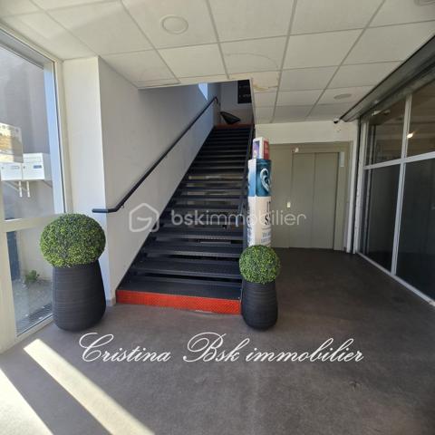 ✨ En exclusivité ✨
Je vous présente ce bien exceptionnel : trois bureaux, lumineux et entièrement équipés pour un environnement de travail confortable et productif. Situé dans un emplacement stratégique, ce lieu offre visibilité, accessibilité et praticité au quotidien.
Lavabo pour un confort optimal, climatisation réversible, éclairage LED écoénergétique, grandes fenêtres offrant une vue dégagée.
Le petit + : Un espace d'accueil d’environ 6 m² pour recevoir vos clients dans les meilleures conditions.
L’accès aux locaux se fait facilement par un escalier ou un grand ascenseur, pouvant accueillir jusqu’à 8 personnes. Nombreux parkings à proximité.
N'attendez plus pour visiter cet espace de travail clé en main, dans une zone dynamique et commerçante !
Situé à seulement 1 km de l'axe de l'autoroute A51 et de la gare SNCF , à 40 minutes d'Aix-en-Provence. De plus, le site de Cadarache/ Iter se trouve à 20 minutes. 
Pour plus d'informations ou pour organiser une visite, contactez-moi dès maintenant et saisissez cette opportunité unique de rejoindre un environnement professionnel attrayant.
Les honoraires sont à la charge du vendeur
#LocauxProfessionnels #BureauxÀVendre #ImmobilierProfessionnel04 #Manosque #Entrepreneurs #ProfessionLibérale #EmplacementStratégique #tertiaire
#SudDeLaFrance