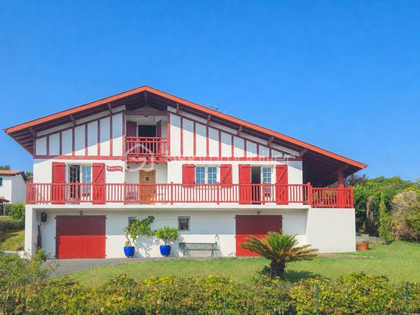 MAISON COUP DE CŒUR | VUE MONTAGNES | CALME | 15 MIN DE BAYONNE

Un emplacement privilégié, une vue dégagée, de beaux volumes et un potentiel remarquable…

Rare sur le secteur, cette charmante maison en position dominante vous séduira par son environnement paisible, 
sa vue ouverte sur les montagnes et sa proximité immédiate avec toutes les commodités.

Ici, tout se fait à pied : commerces, écoles, centre médical, activités sportives et services du quotidien. 
Et pour rejoindre Bayonne, comptez seulement 15 minutes.

 **UN CADRE DE VIE QUI FAIT LA DIFFÉRENCE**

Édifiée sur trois niveaux, la maison offre une organisation agréable et de nombreux espaces à exploiter.

Au niveau principal, vous découvrirez une belle pièce de vie baignée de lumière, prolongée par un balcon filant exposé plein Sud.

La cuisine ouverte s’intègre harmonieusement à l’espace de vie, tandis que le salon, agrémenté d’un insert, 
bénéficie d’un accès direct à une grande terrasse couverte exposée Sud-Est : un véritable prolongement de 
la maison pour profiter des beaux jours et des repas en extérieur.

Un bureau, une salle de bains et un WC indépendant complètent ce niveau.

 À L’ÉTAGE : 3 CHAMBRES ET DE BEAUX ESPACES

L’espace nuit se compose de 3 chambres, avec notamment :

* une chambre bénéficiant d’un petit balcon et d’un grenier ;
* une autre chambre avec dressing ;
* une troisième chambre idéale pour accueillir famille, enfants ou invités ;
* salle de bain avec WC et grenier.

90 M² AU REZ-DE-CHAUSSÉE : UN VÉRITABLE POTENTIEL

Le rez-de-chaussée constitue l’un des atouts majeurs de cette propriété.

Avec environ 90 m², il accueille actuellement un grand garage, un cellier, une buanderie et un WC.

Un volume particulièrement intéressant pour ceux qui souhaitent imaginer de nouveaux espaces selon 
leurs besoins et leurs projets : atelier, stockage, espace professionnel, salle de loisirs ou évolution de l'habitation, 
sous réserve des autorisations nécessaires.

L’accès au garage se fait directement depuis la maison par un escalier intérieur.

 **UN EXTÉRIEUR PRIVILÉGIÉ**

Côté jardin, vous profiterez d’un environnement agréable et préservé avec jardin et terrasse, ainsi que 
la possibilité de stationner jusqu’à 5 véhicules sur la propriété.

Un véritable confort au quotidien, particulièrement recherché sur le secteur.

**LES ÉQUIPEMENTS**

La maison dispose notamment de :

• Assainissement collectif – tout-à-l’égout
• Chauffage électrique par convecteurs
• Insert
• Fibre optique
• Panneaux solaires destinés à la revente, générant un **revenu annuel**

**POURQUOI ELLE VA VOUS PLAIRE**

✓ Une situation géographique privilégiée
✓ Le calme tout en étant à pied du centre et des commodités
✓ Une magnifique vue dégagée sur les montagnes
✓ Une exposition Sud et Sud-Est
✓ Environ 90 m² de garage et de potentiel au rez-de-chaussée
✓ 3 chambres + bureau
✓ Jardin et terrasse
✓ Stationnement pour 5 véhicules
✓ Panneaux photovoltaïques avec revenus annuels
✓ Bayonne à seulement 15 minutes

Une maison avec autant d'atouts et un tel emplacement est une opportunité rare sur le secteur.

Si vous recherchez un environnement calme, une belle qualité de vie, de la vue, de l’espace et la proximité 
de toutes les commodités, cette propriété mérite véritablement votre attention.

Je suis disponible 7 jours sur 7 et m’adapte à votre planning pour vous faire découvrir ce bien.

Contactez moi pour organiser votre visite.