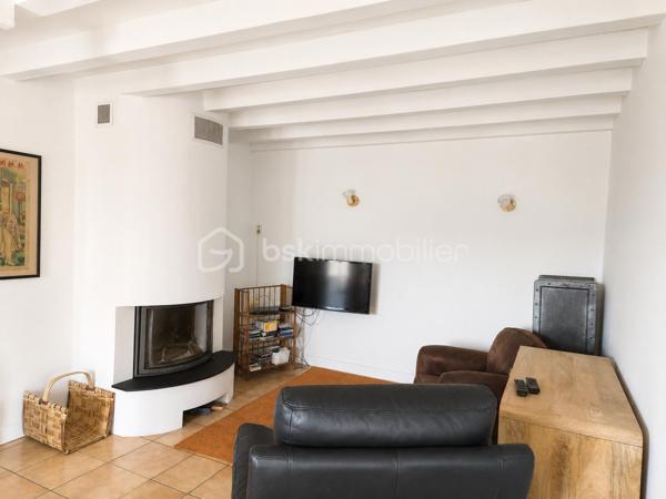 MAISON COUP DE CŒUR | VUE MONTAGNES | CALME | 15 MIN DE BAYONNE

Un emplacement privilégié, une vue dégagée, de beaux volumes et un potentiel remarquable…

Rare sur le secteur, cette charmante maison en position dominante vous séduira par son environnement paisible, 
sa vue ouverte sur les montagnes et sa proximité immédiate avec toutes les commodités.

Ici, tout se fait à pied : commerces, écoles, centre médical, activités sportives et services du quotidien. 
Et pour rejoindre Bayonne, comptez seulement 15 minutes.

 **UN CADRE DE VIE QUI FAIT LA DIFFÉRENCE**

Édifiée sur trois niveaux, la maison offre une organisation agréable et de nombreux espaces à exploiter.

Au niveau principal, vous découvrirez une belle pièce de vie baignée de lumière, prolongée par un balcon filant exposé plein Sud.

La cuisine ouverte s’intègre harmonieusement à l’espace de vie, tandis que le salon, agrémenté d’un insert, 
bénéficie d’un accès direct à une grande terrasse couverte exposée Sud-Est : un véritable prolongement de 
la maison pour profiter des beaux jours et des repas en extérieur.

Un bureau, une salle de bains et un WC indépendant complètent ce niveau.

 À L’ÉTAGE : 3 CHAMBRES ET DE BEAUX ESPACES

L’espace nuit se compose de 3 chambres, avec notamment :

* une chambre bénéficiant d’un petit balcon et d’un grenier ;
* une autre chambre avec dressing ;
* une troisième chambre idéale pour accueillir famille, enfants ou invités ;
* salle de bain avec WC et grenier.

90 M² AU REZ-DE-CHAUSSÉE : UN VÉRITABLE POTENTIEL

Le rez-de-chaussée constitue l’un des atouts majeurs de cette propriété.

Avec environ 90 m², il accueille actuellement un grand garage, un cellier, une buanderie et un WC.

Un volume particulièrement intéressant pour ceux qui souhaitent imaginer de nouveaux espaces selon 
leurs besoins et leurs projets : atelier, stockage, espace professionnel, salle de loisirs ou évolution de l'habitation, 
sous réserve des autorisations nécessaires.

L’accès au garage se fait directement depuis la maison par un escalier intérieur.

 **UN EXTÉRIEUR PRIVILÉGIÉ**

Côté jardin, vous profiterez d’un environnement agréable et préservé avec jardin et terrasse, ainsi que 
la possibilité de stationner jusqu’à 5 véhicules sur la propriété.

Un véritable confort au quotidien, particulièrement recherché sur le secteur.

**LES ÉQUIPEMENTS**

La maison dispose notamment de :

• Assainissement collectif – tout-à-l’égout
• Chauffage électrique par convecteurs
• Insert
• Fibre optique
• Panneaux solaires destinés à la revente, générant un **revenu annuel**

**POURQUOI ELLE VA VOUS PLAIRE**

✓ Une situation géographique privilégiée
✓ Le calme tout en étant à pied du centre et des commodités
✓ Une magnifique vue dégagée sur les montagnes
✓ Une exposition Sud et Sud-Est
✓ Environ 90 m² de garage et de potentiel au rez-de-chaussée
✓ 3 chambres + bureau
✓ Jardin et terrasse
✓ Stationnement pour 5 véhicules
✓ Panneaux photovoltaïques avec revenus annuels
✓ Bayonne à seulement 15 minutes

Une maison avec autant d'atouts et un tel emplacement est une opportunité rare sur le secteur.

Si vous recherchez un environnement calme, une belle qualité de vie, de la vue, de l’espace et la proximité 
de toutes les commodités, cette propriété mérite véritablement votre attention.

Je suis disponible 7 jours sur 7 et m’adapte à votre planning pour vous faire découvrir ce bien.

Contactez moi pour organiser votre visite.