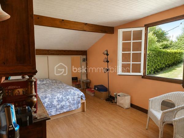 MAISON COUP DE CŒUR | VUE MONTAGNES | CALME | 15 MIN DE BAYONNE

Un emplacement privilégié, une vue dégagée, de beaux volumes et un potentiel remarquable…

Rare sur le secteur, cette charmante maison en position dominante vous séduira par son environnement paisible, 
sa vue ouverte sur les montagnes et sa proximité immédiate avec toutes les commodités.

Ici, tout se fait à pied : commerces, écoles, centre médical, activités sportives et services du quotidien. 
Et pour rejoindre Bayonne, comptez seulement 15 minutes.

 **UN CADRE DE VIE QUI FAIT LA DIFFÉRENCE**

Édifiée sur trois niveaux, la maison offre une organisation agréable et de nombreux espaces à exploiter.

Au niveau principal, vous découvrirez une belle pièce de vie baignée de lumière, prolongée par un balcon filant exposé plein Sud.

La cuisine ouverte s’intègre harmonieusement à l’espace de vie, tandis que le salon, agrémenté d’un insert, 
bénéficie d’un accès direct à une grande terrasse couverte exposée Sud-Est : un véritable prolongement de 
la maison pour profiter des beaux jours et des repas en extérieur.

Un bureau, une salle de bains et un WC indépendant complètent ce niveau.

 À L’ÉTAGE : 3 CHAMBRES ET DE BEAUX ESPACES

L’espace nuit se compose de 3 chambres, avec notamment :

* une chambre bénéficiant d’un petit balcon et d’un grenier ;
* une autre chambre avec dressing ;
* une troisième chambre idéale pour accueillir famille, enfants ou invités ;
* salle de bain avec WC et grenier.

90 M² AU REZ-DE-CHAUSSÉE : UN VÉRITABLE POTENTIEL

Le rez-de-chaussée constitue l’un des atouts majeurs de cette propriété.

Avec environ 90 m², il accueille actuellement un grand garage, un cellier, une buanderie et un WC.

Un volume particulièrement intéressant pour ceux qui souhaitent imaginer de nouveaux espaces selon 
leurs besoins et leurs projets : atelier, stockage, espace professionnel, salle de loisirs ou évolution de l'habitation, 
sous réserve des autorisations nécessaires.

L’accès au garage se fait directement depuis la maison par un escalier intérieur.

 **UN EXTÉRIEUR PRIVILÉGIÉ**

Côté jardin, vous profiterez d’un environnement agréable et préservé avec jardin et terrasse, ainsi que 
la possibilité de stationner jusqu’à 5 véhicules sur la propriété.

Un véritable confort au quotidien, particulièrement recherché sur le secteur.

**LES ÉQUIPEMENTS**

La maison dispose notamment de :

• Assainissement collectif – tout-à-l’égout
• Chauffage électrique par convecteurs
• Insert
• Fibre optique
• Panneaux solaires destinés à la revente, générant un **revenu annuel**

**POURQUOI ELLE VA VOUS PLAIRE**

✓ Une situation géographique privilégiée
✓ Le calme tout en étant à pied du centre et des commodités
✓ Une magnifique vue dégagée sur les montagnes
✓ Une exposition Sud et Sud-Est
✓ Environ 90 m² de garage et de potentiel au rez-de-chaussée
✓ 3 chambres + bureau
✓ Jardin et terrasse
✓ Stationnement pour 5 véhicules
✓ Panneaux photovoltaïques avec revenus annuels
✓ Bayonne à seulement 15 minutes

Une maison avec autant d'atouts et un tel emplacement est une opportunité rare sur le secteur.

Si vous recherchez un environnement calme, une belle qualité de vie, de la vue, de l’espace et la proximité 
de toutes les commodités, cette propriété mérite véritablement votre attention.

Je suis disponible 7 jours sur 7 et m’adapte à votre planning pour vous faire découvrir ce bien.

Contactez moi pour organiser votre visite.