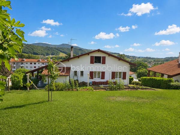 MAISON COUP DE CŒUR | VUE MONTAGNES | CALME | 15 MIN DE BAYONNE

Un emplacement privilégié, une vue dégagée, de beaux volumes et un potentiel remarquable…

Rare sur le secteur, cette charmante maison en position dominante vous séduira par son environnement paisible, 
sa vue ouverte sur les montagnes et sa proximité immédiate avec toutes les commodités.

Ici, tout se fait à pied : commerces, écoles, centre médical, activités sportives et services du quotidien. 
Et pour rejoindre Bayonne, comptez seulement 15 minutes.

 **UN CADRE DE VIE QUI FAIT LA DIFFÉRENCE**

Édifiée sur trois niveaux, la maison offre une organisation agréable et de nombreux espaces à exploiter.

Au niveau principal, vous découvrirez une belle pièce de vie baignée de lumière, prolongée par un balcon filant exposé plein Sud.

La cuisine ouverte s’intègre harmonieusement à l’espace de vie, tandis que le salon, agrémenté d’un insert, 
bénéficie d’un accès direct à une grande terrasse couverte exposée Sud-Est : un véritable prolongement de 
la maison pour profiter des beaux jours et des repas en extérieur.

Un bureau, une salle de bains et un WC indépendant complètent ce niveau.

 À L’ÉTAGE : 3 CHAMBRES ET DE BEAUX ESPACES

L’espace nuit se compose de 3 chambres, avec notamment :

* une chambre bénéficiant d’un petit balcon et d’un grenier ;
* une autre chambre avec dressing ;
* une troisième chambre idéale pour accueillir famille, enfants ou invités ;
* salle de bain avec WC et grenier.

90 M² AU REZ-DE-CHAUSSÉE : UN VÉRITABLE POTENTIEL

Le rez-de-chaussée constitue l’un des atouts majeurs de cette propriété.

Avec environ 90 m², il accueille actuellement un grand garage, un cellier, une buanderie et un WC.

Un volume particulièrement intéressant pour ceux qui souhaitent imaginer de nouveaux espaces selon 
leurs besoins et leurs projets : atelier, stockage, espace professionnel, salle de loisirs ou évolution de l'habitation, 
sous réserve des autorisations nécessaires.

L’accès au garage se fait directement depuis la maison par un escalier intérieur.

 **UN EXTÉRIEUR PRIVILÉGIÉ**

Côté jardin, vous profiterez d’un environnement agréable et préservé avec jardin et terrasse, ainsi que 
la possibilité de stationner jusqu’à 5 véhicules sur la propriété.

Un véritable confort au quotidien, particulièrement recherché sur le secteur.

**LES ÉQUIPEMENTS**

La maison dispose notamment de :

• Assainissement collectif – tout-à-l’égout
• Chauffage électrique par convecteurs
• Insert
• Fibre optique
• Panneaux solaires destinés à la revente, générant un **revenu annuel**

**POURQUOI ELLE VA VOUS PLAIRE**

✓ Une situation géographique privilégiée
✓ Le calme tout en étant à pied du centre et des commodités
✓ Une magnifique vue dégagée sur les montagnes
✓ Une exposition Sud et Sud-Est
✓ Environ 90 m² de garage et de potentiel au rez-de-chaussée
✓ 3 chambres + bureau
✓ Jardin et terrasse
✓ Stationnement pour 5 véhicules
✓ Panneaux photovoltaïques avec revenus annuels
✓ Bayonne à seulement 15 minutes

Une maison avec autant d'atouts et un tel emplacement est une opportunité rare sur le secteur.

Si vous recherchez un environnement calme, une belle qualité de vie, de la vue, de l’espace et la proximité 
de toutes les commodités, cette propriété mérite véritablement votre attention.

Je suis disponible 7 jours sur 7 et m’adapte à votre planning pour vous faire découvrir ce bien.

Contactez moi pour organiser votre visite.