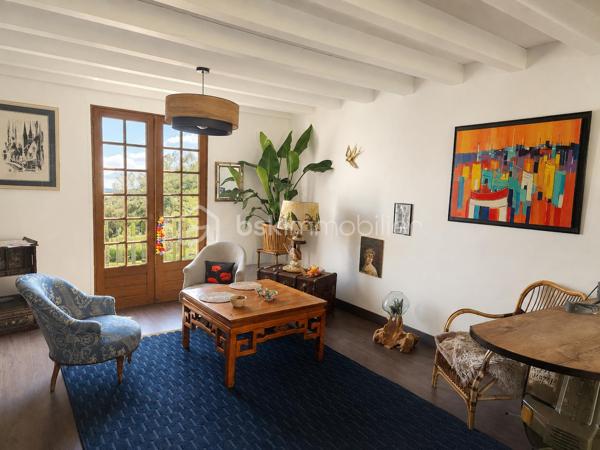 MAISON COUP DE CŒUR | VUE MONTAGNES | CALME | 15 MIN DE BAYONNE

Un emplacement privilégié, une vue dégagée, de beaux volumes et un potentiel remarquable…

Rare sur le secteur, cette charmante maison en position dominante vous séduira par son environnement paisible, 
sa vue ouverte sur les montagnes et sa proximité immédiate avec toutes les commodités.

Ici, tout se fait à pied : commerces, écoles, centre médical, activités sportives et services du quotidien. 
Et pour rejoindre Bayonne, comptez seulement 15 minutes.

 **UN CADRE DE VIE QUI FAIT LA DIFFÉRENCE**

Édifiée sur trois niveaux, la maison offre une organisation agréable et de nombreux espaces à exploiter.

Au niveau principal, vous découvrirez une belle pièce de vie baignée de lumière, prolongée par un balcon filant exposé plein Sud.

La cuisine ouverte s’intègre harmonieusement à l’espace de vie, tandis que le salon, agrémenté d’un insert, 
bénéficie d’un accès direct à une grande terrasse couverte exposée Sud-Est : un véritable prolongement de 
la maison pour profiter des beaux jours et des repas en extérieur.

Un bureau, une salle de bains et un WC indépendant complètent ce niveau.

 À L’ÉTAGE : 3 CHAMBRES ET DE BEAUX ESPACES

L’espace nuit se compose de 3 chambres, avec notamment :

* une chambre bénéficiant d’un petit balcon et d’un grenier ;
* une autre chambre avec dressing ;
* une troisième chambre idéale pour accueillir famille, enfants ou invités ;
* salle de bain avec WC et grenier.

90 M² AU REZ-DE-CHAUSSÉE : UN VÉRITABLE POTENTIEL

Le rez-de-chaussée constitue l’un des atouts majeurs de cette propriété.

Avec environ 90 m², il accueille actuellement un grand garage, un cellier, une buanderie et un WC.

Un volume particulièrement intéressant pour ceux qui souhaitent imaginer de nouveaux espaces selon 
leurs besoins et leurs projets : atelier, stockage, espace professionnel, salle de loisirs ou évolution de l'habitation, 
sous réserve des autorisations nécessaires.

L’accès au garage se fait directement depuis la maison par un escalier intérieur.

 **UN EXTÉRIEUR PRIVILÉGIÉ**

Côté jardin, vous profiterez d’un environnement agréable et préservé avec jardin et terrasse, ainsi que 
la possibilité de stationner jusqu’à 5 véhicules sur la propriété.

Un véritable confort au quotidien, particulièrement recherché sur le secteur.

**LES ÉQUIPEMENTS**

La maison dispose notamment de :

• Assainissement collectif – tout-à-l’égout
• Chauffage électrique par convecteurs
• Insert
• Fibre optique
• Panneaux solaires destinés à la revente, générant un **revenu annuel**

**POURQUOI ELLE VA VOUS PLAIRE**

✓ Une situation géographique privilégiée
✓ Le calme tout en étant à pied du centre et des commodités
✓ Une magnifique vue dégagée sur les montagnes
✓ Une exposition Sud et Sud-Est
✓ Environ 90 m² de garage et de potentiel au rez-de-chaussée
✓ 3 chambres + bureau
✓ Jardin et terrasse
✓ Stationnement pour 5 véhicules
✓ Panneaux photovoltaïques avec revenus annuels
✓ Bayonne à seulement 15 minutes

Une maison avec autant d'atouts et un tel emplacement est une opportunité rare sur le secteur.

Si vous recherchez un environnement calme, une belle qualité de vie, de la vue, de l’espace et la proximité 
de toutes les commodités, cette propriété mérite véritablement votre attention.

Je suis disponible 7 jours sur 7 et m’adapte à votre planning pour vous faire découvrir ce bien.

Contactez moi pour organiser votre visite.
