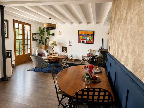 MAISON COUP DE CŒUR | VUE MONTAGNES | CALME | 15 MIN DE BAYONNE

Un emplacement privilégié, une vue dégagée, de beaux volumes et un potentiel remarquable…

Rare sur le secteur, cette charmante maison en position dominante vous séduira par son environnement paisible, 
sa vue ouverte sur les montagnes et sa proximité immédiate avec toutes les commodités.

Ici, tout se fait à pied : commerces, écoles, centre médical, activités sportives et services du quotidien. 
Et pour rejoindre Bayonne, comptez seulement 15 minutes.

 **UN CADRE DE VIE QUI FAIT LA DIFFÉRENCE**

Édifiée sur trois niveaux, la maison offre une organisation agréable et de nombreux espaces à exploiter.

Au niveau principal, vous découvrirez une belle pièce de vie baignée de lumière, prolongée par un balcon filant exposé plein Sud.

La cuisine ouverte s’intègre harmonieusement à l’espace de vie, tandis que le salon, agrémenté d’un insert, 
bénéficie d’un accès direct à une grande terrasse couverte exposée Sud-Est : un véritable prolongement de 
la maison pour profiter des beaux jours et des repas en extérieur.

Un bureau, une salle de bains et un WC indépendant complètent ce niveau.

 À L’ÉTAGE : 3 CHAMBRES ET DE BEAUX ESPACES

L’espace nuit se compose de 3 chambres, avec notamment :

* une chambre bénéficiant d’un petit balcon et d’un grenier ;
* une autre chambre avec dressing ;
* une troisième chambre idéale pour accueillir famille, enfants ou invités ;
* salle de bain avec WC et grenier.

90 M² AU REZ-DE-CHAUSSÉE : UN VÉRITABLE POTENTIEL

Le rez-de-chaussée constitue l’un des atouts majeurs de cette propriété.

Avec environ 90 m², il accueille actuellement un grand garage, un cellier, une buanderie et un WC.

Un volume particulièrement intéressant pour ceux qui souhaitent imaginer de nouveaux espaces selon 
leurs besoins et leurs projets : atelier, stockage, espace professionnel, salle de loisirs ou évolution de l'habitation, 
sous réserve des autorisations nécessaires.

L’accès au garage se fait directement depuis la maison par un escalier intérieur.

 **UN EXTÉRIEUR PRIVILÉGIÉ**

Côté jardin, vous profiterez d’un environnement agréable et préservé avec jardin et terrasse, ainsi que 
la possibilité de stationner jusqu’à 5 véhicules sur la propriété.

Un véritable confort au quotidien, particulièrement recherché sur le secteur.

**LES ÉQUIPEMENTS**

La maison dispose notamment de :

• Assainissement collectif – tout-à-l’égout
• Chauffage électrique par convecteurs
• Insert
• Fibre optique
• Panneaux solaires destinés à la revente, générant un **revenu annuel**

**POURQUOI ELLE VA VOUS PLAIRE**

✓ Une situation géographique privilégiée
✓ Le calme tout en étant à pied du centre et des commodités
✓ Une magnifique vue dégagée sur les montagnes
✓ Une exposition Sud et Sud-Est
✓ Environ 90 m² de garage et de potentiel au rez-de-chaussée
✓ 3 chambres + bureau
✓ Jardin et terrasse
✓ Stationnement pour 5 véhicules
✓ Panneaux photovoltaïques avec revenus annuels
✓ Bayonne à seulement 15 minutes

Une maison avec autant d'atouts et un tel emplacement est une opportunité rare sur le secteur.

Si vous recherchez un environnement calme, une belle qualité de vie, de la vue, de l’espace et la proximité 
de toutes les commodités, cette propriété mérite véritablement votre attention.

Je suis disponible 7 jours sur 7 et m’adapte à votre planning pour vous faire découvrir ce bien.

Contactez moi pour organiser votre visite.