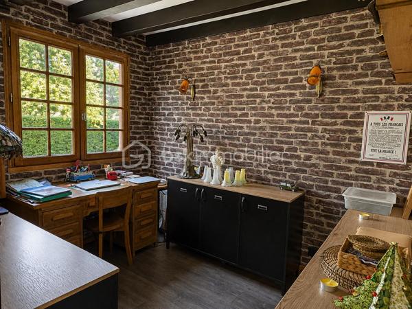 MAISON COUP DE CŒUR | VUE MONTAGNES | CALME | 15 MIN DE BAYONNE

Un emplacement privilégié, une vue dégagée, de beaux volumes et un potentiel remarquable…

Rare sur le secteur, cette charmante maison en position dominante vous séduira par son environnement paisible, 
sa vue ouverte sur les montagnes et sa proximité immédiate avec toutes les commodités.

Ici, tout se fait à pied : commerces, écoles, centre médical, activités sportives et services du quotidien. 
Et pour rejoindre Bayonne, comptez seulement 15 minutes.

 **UN CADRE DE VIE QUI FAIT LA DIFFÉRENCE**

Édifiée sur trois niveaux, la maison offre une organisation agréable et de nombreux espaces à exploiter.

Au niveau principal, vous découvrirez une belle pièce de vie baignée de lumière, prolongée par un balcon filant exposé plein Sud.

La cuisine ouverte s’intègre harmonieusement à l’espace de vie, tandis que le salon, agrémenté d’un insert, 
bénéficie d’un accès direct à une grande terrasse couverte exposée Sud-Est : un véritable prolongement de 
la maison pour profiter des beaux jours et des repas en extérieur.

Un bureau, une salle de bains et un WC indépendant complètent ce niveau.

 À L’ÉTAGE : 3 CHAMBRES ET DE BEAUX ESPACES

L’espace nuit se compose de 3 chambres, avec notamment :

* une chambre bénéficiant d’un petit balcon et d’un grenier ;
* une autre chambre avec dressing ;
* une troisième chambre idéale pour accueillir famille, enfants ou invités ;
* salle de bain avec WC et grenier.

90 M² AU REZ-DE-CHAUSSÉE : UN VÉRITABLE POTENTIEL

Le rez-de-chaussée constitue l’un des atouts majeurs de cette propriété.

Avec environ 90 m², il accueille actuellement un grand garage, un cellier, une buanderie et un WC.

Un volume particulièrement intéressant pour ceux qui souhaitent imaginer de nouveaux espaces selon 
leurs besoins et leurs projets : atelier, stockage, espace professionnel, salle de loisirs ou évolution de l'habitation, 
sous réserve des autorisations nécessaires.

L’accès au garage se fait directement depuis la maison par un escalier intérieur.

 **UN EXTÉRIEUR PRIVILÉGIÉ**

Côté jardin, vous profiterez d’un environnement agréable et préservé avec jardin et terrasse, ainsi que 
la possibilité de stationner jusqu’à 5 véhicules sur la propriété.

Un véritable confort au quotidien, particulièrement recherché sur le secteur.

**LES ÉQUIPEMENTS**

La maison dispose notamment de :

• Assainissement collectif – tout-à-l’égout
• Chauffage électrique par convecteurs
• Insert
• Fibre optique
• Panneaux solaires destinés à la revente, générant un **revenu annuel**

**POURQUOI ELLE VA VOUS PLAIRE**

✓ Une situation géographique privilégiée
✓ Le calme tout en étant à pied du centre et des commodités
✓ Une magnifique vue dégagée sur les montagnes
✓ Une exposition Sud et Sud-Est
✓ Environ 90 m² de garage et de potentiel au rez-de-chaussée
✓ 3 chambres + bureau
✓ Jardin et terrasse
✓ Stationnement pour 5 véhicules
✓ Panneaux photovoltaïques avec revenus annuels
✓ Bayonne à seulement 15 minutes

Une maison avec autant d'atouts et un tel emplacement est une opportunité rare sur le secteur.

Si vous recherchez un environnement calme, une belle qualité de vie, de la vue, de l’espace et la proximité 
de toutes les commodités, cette propriété mérite véritablement votre attention.

Je suis disponible 7 jours sur 7 et m’adapte à votre planning pour vous faire découvrir ce bien.

Contactez moi pour organiser votre visite.