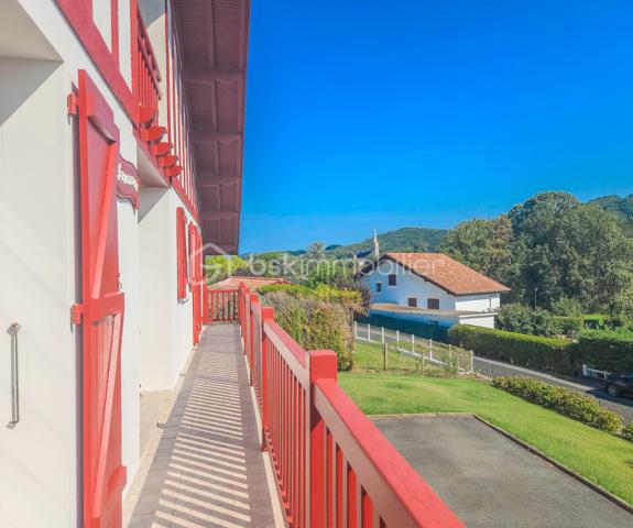 MAISON COUP DE CŒUR | VUE MONTAGNES | CALME | 15 MIN DE BAYONNE

Un emplacement privilégié, une vue dégagée, de beaux volumes et un potentiel remarquable…

Rare sur le secteur, cette charmante maison en position dominante vous séduira par son environnement paisible, 
sa vue ouverte sur les montagnes et sa proximité immédiate avec toutes les commodités.

Ici, tout se fait à pied : commerces, écoles, centre médical, activités sportives et services du quotidien. 
Et pour rejoindre Bayonne, comptez seulement 15 minutes.

 **UN CADRE DE VIE QUI FAIT LA DIFFÉRENCE**

Édifiée sur trois niveaux, la maison offre une organisation agréable et de nombreux espaces à exploiter.

Au niveau principal, vous découvrirez une belle pièce de vie baignée de lumière, prolongée par un balcon filant exposé plein Sud.

La cuisine ouverte s’intègre harmonieusement à l’espace de vie, tandis que le salon, agrémenté d’un insert, 
bénéficie d’un accès direct à une grande terrasse couverte exposée Sud-Est : un véritable prolongement de 
la maison pour profiter des beaux jours et des repas en extérieur.

Un bureau, une salle de bains et un WC indépendant complètent ce niveau.

 À L’ÉTAGE : 3 CHAMBRES ET DE BEAUX ESPACES

L’espace nuit se compose de 3 chambres, avec notamment :

* une chambre bénéficiant d’un petit balcon et d’un grenier ;
* une autre chambre avec dressing ;
* une troisième chambre idéale pour accueillir famille, enfants ou invités ;
* salle de bain avec WC et grenier.

90 M² AU REZ-DE-CHAUSSÉE : UN VÉRITABLE POTENTIEL

Le rez-de-chaussée constitue l’un des atouts majeurs de cette propriété.

Avec environ 90 m², il accueille actuellement un grand garage, un cellier, une buanderie et un WC.

Un volume particulièrement intéressant pour ceux qui souhaitent imaginer de nouveaux espaces selon 
leurs besoins et leurs projets : atelier, stockage, espace professionnel, salle de loisirs ou évolution de l'habitation, 
sous réserve des autorisations nécessaires.

L’accès au garage se fait directement depuis la maison par un escalier intérieur.

 **UN EXTÉRIEUR PRIVILÉGIÉ**

Côté jardin, vous profiterez d’un environnement agréable et préservé avec jardin et terrasse, ainsi que 
la possibilité de stationner jusqu’à 5 véhicules sur la propriété.

Un véritable confort au quotidien, particulièrement recherché sur le secteur.

**LES ÉQUIPEMENTS**

La maison dispose notamment de :

• Assainissement collectif – tout-à-l’égout
• Chauffage électrique par convecteurs
• Insert
• Fibre optique
• Panneaux solaires destinés à la revente, générant un **revenu annuel**

**POURQUOI ELLE VA VOUS PLAIRE**

✓ Une situation géographique privilégiée
✓ Le calme tout en étant à pied du centre et des commodités
✓ Une magnifique vue dégagée sur les montagnes
✓ Une exposition Sud et Sud-Est
✓ Environ 90 m² de garage et de potentiel au rez-de-chaussée
✓ 3 chambres + bureau
✓ Jardin et terrasse
✓ Stationnement pour 5 véhicules
✓ Panneaux photovoltaïques avec revenus annuels
✓ Bayonne à seulement 15 minutes

Une maison avec autant d'atouts et un tel emplacement est une opportunité rare sur le secteur.

Si vous recherchez un environnement calme, une belle qualité de vie, de la vue, de l’espace et la proximité 
de toutes les commodités, cette propriété mérite véritablement votre attention.

Je suis disponible 7 jours sur 7 et m’adapte à votre planning pour vous faire découvrir ce bien.

Contactez moi pour organiser votre visite.