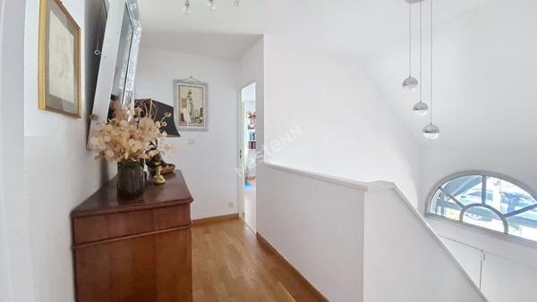 ORVAULT CHOLIERE : Coup de coeur pour cette charmante maison de 118 m2 habitables, vaste espace de vie lumineux, cuisine équipée, 3 chambres dont suite parentale, magnifique jardin Sud-Est , 1 garage + 3 stationnements extérieurs