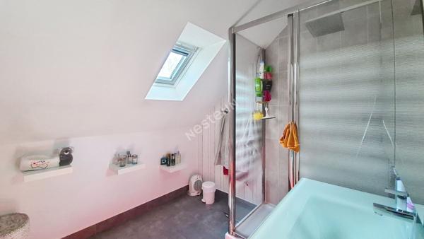 ORVAULT CHOLIERE : Coup de coeur pour cette charmante maison de 118 m2 habitables, vaste espace de vie lumineux, cuisine équipée, 3 chambres dont suite parentale, magnifique jardin Sud-Est , 1 garage + 3 stationnements extérieurs