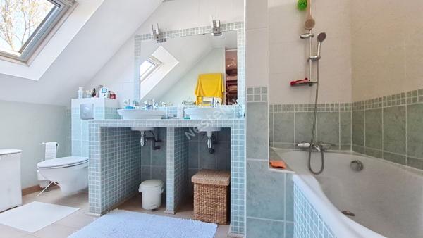 ORVAULT CHOLIERE : Coup de coeur pour cette charmante maison de 118 m2 habitables, vaste espace de vie lumineux, cuisine équipée, 3 chambres dont suite parentale, magnifique jardin Sud-Est , 1 garage + 3 stationnements extérieurs