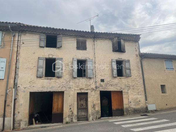 Découvrez cette maison de village traversante à rénover, baignée de lumière naturelle grâce à son orientation idéale Est/Ouest, située au cœur du village de Saint -Etienne les orgues où il fait si bon vivre! 
En effet, dans cette petite commune provençale, vous bénéficierez de toutes les commodités à proximité – commerces (boulangerie, épiceries, boucherie, tabac, opticien, esthétique, pharmacie, coiffeurs, restaurants), école, centre de soins avec 3 médecins généralistes, kiné, dentiste, ostéopathes, et bien d'autres... Une  crèche municipale est en construction, un bureau de poste, un distributeur de billets ainsi que des services publics et des associations nombreuses et dynamiques sont présents grâce à la médiathèque et la communauté de commune de Forcalquier/Montagne de Lure. 
La maison, elle aussi vous séduira. Son agencement est idéal, offrant une circulation fluide et pratique.
Le RDC  est composé de 2 garages et/ou atelier de plus de 20 m2, puis, entre les 2, de l'entrée de la maison ouvrant sur le couloir central desservant les 2 étages de la maison ainsi que des accès intérieurs aux garages . L'un des garages mène, en sous sol, à une cave. Au bout du couloir, à gauche de la cage d'escalier, toujours en RDC, se trouve aussi un local technique de 0m2 environ, équipé des raccordements d’eau (compteur neuf) alors que le compteur électrique existant mais non raccordé se trouve dans le couloir.
À l’étage, la maison révèle tout son potentiel avec deux grandes pièces d’environ 32 m² chacune, une pièce de 10 m², ainsi qu’un petit espace initialement prévu pour des toilettes. Ces volumes généreux laissent libre cours à votre imagination pour créer des espaces de vie uniques.
Au second étage, une pièce traversante de 31 m², baignée de lumière, offre même la possibilité d’aménager une terrasse tropézienne, un atout rare pour profiter de l’extérieur en toute sérénité. Depuis cette pièce, vous accéderez à une seconde pièce d’environ 27 m². 
La charpente a été refaite en 2019 (plaques sous tuiles posées, tuiles à ajouter).
Les portes de garage, restaurées et isolées en double vitrage permettent une utilisation du RDC sécurisée et isolée
La maison, hors d’eau et déblayée, se prête facilement à une division en deux appartements. Bien que l’électricité et la plomberie restent à installer, les bases sont solides pour un aménagement sur mesure.
 À vous de créer selon vos envies.

Située entre Manosque et Sisteron, à 20 mn de Forcalquier ce coin de paradis au pied de la montagne de Lure et de ses randonnées fantastiques ravira les amateurs de nature! Une opportunité unique pour les amateurs de rénovation, alliant authenticité et potentiel moderne.