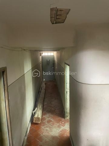 Découvrez cette maison de village traversante à rénover, baignée de lumière naturelle grâce à son orientation idéale Est/Ouest, située au cœur du village de Saint -Etienne les orgues où il fait si bon vivre! 
En effet, dans cette petite commune provençale, vous bénéficierez de toutes les commodités à proximité – commerces (boulangerie, épiceries, boucherie, tabac, opticien, esthétique, pharmacie, coiffeurs, restaurants), école, centre de soins avec 3 médecins généralistes, kiné, dentiste, ostéopathes, et bien d'autres... Une  crèche municipale est en construction, un bureau de poste, un distributeur de billets ainsi que des services publics et des associations nombreuses et dynamiques sont présents grâce à la médiathèque et la communauté de commune de Forcalquier/Montagne de Lure. 
La maison, elle aussi vous séduira. Son agencement est idéal, offrant une circulation fluide et pratique.
Le RDC  est composé de 2 garages et/ou atelier de plus de 20 m2, puis, entre les 2, de l'entrée de la maison ouvrant sur le couloir central desservant les 2 étages de la maison ainsi que des accès intérieurs aux garages . L'un des garages mène, en sous sol, à une cave. Au bout du couloir, à gauche de la cage d'escalier, toujours en RDC, se trouve aussi un local technique de 0m2 environ, équipé des raccordements d’eau (compteur neuf) alors que le compteur électrique existant mais non raccordé se trouve dans le couloir.
À l’étage, la maison révèle tout son potentiel avec deux grandes pièces d’environ 32 m² chacune, une pièce de 10 m², ainsi qu’un petit espace initialement prévu pour des toilettes. Ces volumes généreux laissent libre cours à votre imagination pour créer des espaces de vie uniques.
Au second étage, une pièce traversante de 31 m², baignée de lumière, offre même la possibilité d’aménager une terrasse tropézienne, un atout rare pour profiter de l’extérieur en toute sérénité. Depuis cette pièce, vous accéderez à une seconde pièce d’environ 27 m². 
La charpente a été refaite en 2019 (plaques sous tuiles posées, tuiles à ajouter).
Les portes de garage, restaurées et isolées en double vitrage permettent une utilisation du RDC sécurisée et isolée
La maison, hors d’eau et déblayée, se prête facilement à une division en deux appartements. Bien que l’électricité et la plomberie restent à installer, les bases sont solides pour un aménagement sur mesure.
 À vous de créer selon vos envies.

Située entre Manosque et Sisteron, à 20 mn de Forcalquier ce coin de paradis au pied de la montagne de Lure et de ses randonnées fantastiques ravira les amateurs de nature! Une opportunité unique pour les amateurs de rénovation, alliant authenticité et potentiel moderne.