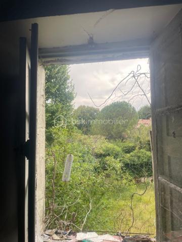Découvrez cette maison de village traversante à rénover, baignée de lumière naturelle grâce à son orientation idéale Est/Ouest, située au cœur du village de Saint -Etienne les orgues où il fait si bon vivre! 
En effet, dans cette petite commune provençale, vous bénéficierez de toutes les commodités à proximité – commerces (boulangerie, épiceries, boucherie, tabac, opticien, esthétique, pharmacie, coiffeurs, restaurants), école, centre de soins avec 3 médecins généralistes, kiné, dentiste, ostéopathes, et bien d'autres... Une  crèche municipale est en construction, un bureau de poste, un distributeur de billets ainsi que des services publics et des associations nombreuses et dynamiques sont présents grâce à la médiathèque et la communauté de commune de Forcalquier/Montagne de Lure. 
La maison, elle aussi vous séduira. Son agencement est idéal, offrant une circulation fluide et pratique.
Le RDC  est composé de 2 garages et/ou atelier de plus de 20 m2, puis, entre les 2, de l'entrée de la maison ouvrant sur le couloir central desservant les 2 étages de la maison ainsi que des accès intérieurs aux garages . L'un des garages mène, en sous sol, à une cave. Au bout du couloir, à gauche de la cage d'escalier, toujours en RDC, se trouve aussi un local technique de 0m2 environ, équipé des raccordements d’eau (compteur neuf) alors que le compteur électrique existant mais non raccordé se trouve dans le couloir.
À l’étage, la maison révèle tout son potentiel avec deux grandes pièces d’environ 32 m² chacune, une pièce de 10 m², ainsi qu’un petit espace initialement prévu pour des toilettes. Ces volumes généreux laissent libre cours à votre imagination pour créer des espaces de vie uniques.
Au second étage, une pièce traversante de 31 m², baignée de lumière, offre même la possibilité d’aménager une terrasse tropézienne, un atout rare pour profiter de l’extérieur en toute sérénité. Depuis cette pièce, vous accéderez à une seconde pièce d’environ 27 m². 
La charpente a été refaite en 2019 (plaques sous tuiles posées, tuiles à ajouter).
Les portes de garage, restaurées et isolées en double vitrage permettent une utilisation du RDC sécurisée et isolée
La maison, hors d’eau et déblayée, se prête facilement à une division en deux appartements. Bien que l’électricité et la plomberie restent à installer, les bases sont solides pour un aménagement sur mesure.
 À vous de créer selon vos envies.

Située entre Manosque et Sisteron, à 20 mn de Forcalquier ce coin de paradis au pied de la montagne de Lure et de ses randonnées fantastiques ravira les amateurs de nature! Une opportunité unique pour les amateurs de rénovation, alliant authenticité et potentiel moderne.