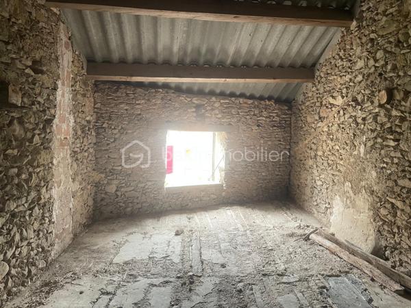 Découvrez cette maison de village traversante à rénover, baignée de lumière naturelle grâce à son orientation idéale Est/Ouest, située au cœur du village de Saint -Etienne les orgues où il fait si bon vivre! 
En effet, dans cette petite commune provençale, vous bénéficierez de toutes les commodités à proximité – commerces (boulangerie, épiceries, boucherie, tabac, opticien, esthétique, pharmacie, coiffeurs, restaurants), école, centre de soins avec 3 médecins généralistes, kiné, dentiste, ostéopathes, et bien d'autres... Une  crèche municipale est en construction, un bureau de poste, un distributeur de billets ainsi que des services publics et des associations nombreuses et dynamiques sont présents grâce à la médiathèque et la communauté de commune de Forcalquier/Montagne de Lure. 
La maison, elle aussi vous séduira. Son agencement est idéal, offrant une circulation fluide et pratique.
Le RDC  est composé de 2 garages et/ou atelier de plus de 20 m2, puis, entre les 2, de l'entrée de la maison ouvrant sur le couloir central desservant les 2 étages de la maison ainsi que des accès intérieurs aux garages . L'un des garages mène, en sous sol, à une cave. Au bout du couloir, à gauche de la cage d'escalier, toujours en RDC, se trouve aussi un local technique de 0m2 environ, équipé des raccordements d’eau (compteur neuf) alors que le compteur électrique existant mais non raccordé se trouve dans le couloir.
À l’étage, la maison révèle tout son potentiel avec deux grandes pièces d’environ 32 m² chacune, une pièce de 10 m², ainsi qu’un petit espace initialement prévu pour des toilettes. Ces volumes généreux laissent libre cours à votre imagination pour créer des espaces de vie uniques.
Au second étage, une pièce traversante de 31 m², baignée de lumière, offre même la possibilité d’aménager une terrasse tropézienne, un atout rare pour profiter de l’extérieur en toute sérénité. Depuis cette pièce, vous accéderez à une seconde pièce d’environ 27 m². 
La charpente a été refaite en 2019 (plaques sous tuiles posées, tuiles à ajouter).
Les portes de garage, restaurées et isolées en double vitrage permettent une utilisation du RDC sécurisée et isolée
La maison, hors d’eau et déblayée, se prête facilement à une division en deux appartements. Bien que l’électricité et la plomberie restent à installer, les bases sont solides pour un aménagement sur mesure.
 À vous de créer selon vos envies.

Située entre Manosque et Sisteron, à 20 mn de Forcalquier ce coin de paradis au pied de la montagne de Lure et de ses randonnées fantastiques ravira les amateurs de nature! Une opportunité unique pour les amateurs de rénovation, alliant authenticité et potentiel moderne.