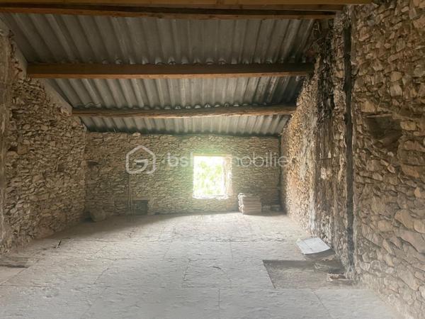Découvrez cette maison de village traversante à rénover, baignée de lumière naturelle grâce à son orientation idéale Est/Ouest, située au cœur du village de Saint -Etienne les orgues où il fait si bon vivre! 
En effet, dans cette petite commune provençale, vous bénéficierez de toutes les commodités à proximité – commerces (boulangerie, épiceries, boucherie, tabac, opticien, esthétique, pharmacie, coiffeurs, restaurants), école, centre de soins avec 3 médecins généralistes, kiné, dentiste, ostéopathes, et bien d'autres... Une  crèche municipale est en construction, un bureau de poste, un distributeur de billets ainsi que des services publics et des associations nombreuses et dynamiques sont présents grâce à la médiathèque et la communauté de commune de Forcalquier/Montagne de Lure. 
La maison, elle aussi vous séduira. Son agencement est idéal, offrant une circulation fluide et pratique.
Le RDC  est composé de 2 garages et/ou atelier de plus de 20 m2, puis, entre les 2, de l'entrée de la maison ouvrant sur le couloir central desservant les 2 étages de la maison ainsi que des accès intérieurs aux garages . L'un des garages mène, en sous sol, à une cave. Au bout du couloir, à gauche de la cage d'escalier, toujours en RDC, se trouve aussi un local technique de 0m2 environ, équipé des raccordements d’eau (compteur neuf) alors que le compteur électrique existant mais non raccordé se trouve dans le couloir.
À l’étage, la maison révèle tout son potentiel avec deux grandes pièces d’environ 32 m² chacune, une pièce de 10 m², ainsi qu’un petit espace initialement prévu pour des toilettes. Ces volumes généreux laissent libre cours à votre imagination pour créer des espaces de vie uniques.
Au second étage, une pièce traversante de 31 m², baignée de lumière, offre même la possibilité d’aménager une terrasse tropézienne, un atout rare pour profiter de l’extérieur en toute sérénité. Depuis cette pièce, vous accéderez à une seconde pièce d’environ 27 m². 
La charpente a été refaite en 2019 (plaques sous tuiles posées, tuiles à ajouter).
Les portes de garage, restaurées et isolées en double vitrage permettent une utilisation du RDC sécurisée et isolée
La maison, hors d’eau et déblayée, se prête facilement à une division en deux appartements. Bien que l’électricité et la plomberie restent à installer, les bases sont solides pour un aménagement sur mesure.
 À vous de créer selon vos envies.

Située entre Manosque et Sisteron, à 20 mn de Forcalquier ce coin de paradis au pied de la montagne de Lure et de ses randonnées fantastiques ravira les amateurs de nature! Une opportunité unique pour les amateurs de rénovation, alliant authenticité et potentiel moderne.