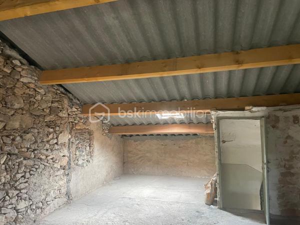 Découvrez cette maison de village traversante à rénover, baignée de lumière naturelle grâce à son orientation idéale Est/Ouest, située au cœur du village de Saint -Etienne les orgues où il fait si bon vivre! 
En effet, dans cette petite commune provençale, vous bénéficierez de toutes les commodités à proximité – commerces (boulangerie, épiceries, boucherie, tabac, opticien, esthétique, pharmacie, coiffeurs, restaurants), école, centre de soins avec 3 médecins généralistes, kiné, dentiste, ostéopathes, et bien d'autres... Une  crèche municipale est en construction, un bureau de poste, un distributeur de billets ainsi que des services publics et des associations nombreuses et dynamiques sont présents grâce à la médiathèque et la communauté de commune de Forcalquier/Montagne de Lure. 
La maison, elle aussi vous séduira. Son agencement est idéal, offrant une circulation fluide et pratique.
Le RDC  est composé de 2 garages et/ou atelier de plus de 20 m2, puis, entre les 2, de l'entrée de la maison ouvrant sur le couloir central desservant les 2 étages de la maison ainsi que des accès intérieurs aux garages . L'un des garages mène, en sous sol, à une cave. Au bout du couloir, à gauche de la cage d'escalier, toujours en RDC, se trouve aussi un local technique de 0m2 environ, équipé des raccordements d’eau (compteur neuf) alors que le compteur électrique existant mais non raccordé se trouve dans le couloir.
À l’étage, la maison révèle tout son potentiel avec deux grandes pièces d’environ 32 m² chacune, une pièce de 10 m², ainsi qu’un petit espace initialement prévu pour des toilettes. Ces volumes généreux laissent libre cours à votre imagination pour créer des espaces de vie uniques.
Au second étage, une pièce traversante de 31 m², baignée de lumière, offre même la possibilité d’aménager une terrasse tropézienne, un atout rare pour profiter de l’extérieur en toute sérénité. Depuis cette pièce, vous accéderez à une seconde pièce d’environ 27 m². 
La charpente a été refaite en 2019 (plaques sous tuiles posées, tuiles à ajouter).
Les portes de garage, restaurées et isolées en double vitrage permettent une utilisation du RDC sécurisée et isolée
La maison, hors d’eau et déblayée, se prête facilement à une division en deux appartements. Bien que l’électricité et la plomberie restent à installer, les bases sont solides pour un aménagement sur mesure.
 À vous de créer selon vos envies.

Située entre Manosque et Sisteron, à 20 mn de Forcalquier ce coin de paradis au pied de la montagne de Lure et de ses randonnées fantastiques ravira les amateurs de nature! Une opportunité unique pour les amateurs de rénovation, alliant authenticité et potentiel moderne.