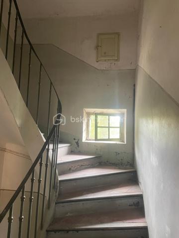 Découvrez cette maison de village traversante à rénover, baignée de lumière naturelle grâce à son orientation idéale Est/Ouest, située au cœur du village de Saint -Etienne les orgues où il fait si bon vivre! 
En effet, dans cette petite commune provençale, vous bénéficierez de toutes les commodités à proximité – commerces (boulangerie, épiceries, boucherie, tabac, opticien, esthétique, pharmacie, coiffeurs, restaurants), école, centre de soins avec 3 médecins généralistes, kiné, dentiste, ostéopathes, et bien d'autres... Une  crèche municipale est en construction, un bureau de poste, un distributeur de billets ainsi que des services publics et des associations nombreuses et dynamiques sont présents grâce à la médiathèque et la communauté de commune de Forcalquier/Montagne de Lure. 
La maison, elle aussi vous séduira. Son agencement est idéal, offrant une circulation fluide et pratique.
Le RDC  est composé de 2 garages et/ou atelier de plus de 20 m2, puis, entre les 2, de l'entrée de la maison ouvrant sur le couloir central desservant les 2 étages de la maison ainsi que des accès intérieurs aux garages . L'un des garages mène, en sous sol, à une cave. Au bout du couloir, à gauche de la cage d'escalier, toujours en RDC, se trouve aussi un local technique de 0m2 environ, équipé des raccordements d’eau (compteur neuf) alors que le compteur électrique existant mais non raccordé se trouve dans le couloir.
À l’étage, la maison révèle tout son potentiel avec deux grandes pièces d’environ 32 m² chacune, une pièce de 10 m², ainsi qu’un petit espace initialement prévu pour des toilettes. Ces volumes généreux laissent libre cours à votre imagination pour créer des espaces de vie uniques.
Au second étage, une pièce traversante de 31 m², baignée de lumière, offre même la possibilité d’aménager une terrasse tropézienne, un atout rare pour profiter de l’extérieur en toute sérénité. Depuis cette pièce, vous accéderez à une seconde pièce d’environ 27 m². 
La charpente a été refaite en 2019 (plaques sous tuiles posées, tuiles à ajouter).
Les portes de garage, restaurées et isolées en double vitrage permettent une utilisation du RDC sécurisée et isolée
La maison, hors d’eau et déblayée, se prête facilement à une division en deux appartements. Bien que l’électricité et la plomberie restent à installer, les bases sont solides pour un aménagement sur mesure.
 À vous de créer selon vos envies.

Située entre Manosque et Sisteron, à 20 mn de Forcalquier ce coin de paradis au pied de la montagne de Lure et de ses randonnées fantastiques ravira les amateurs de nature! Une opportunité unique pour les amateurs de rénovation, alliant authenticité et potentiel moderne.