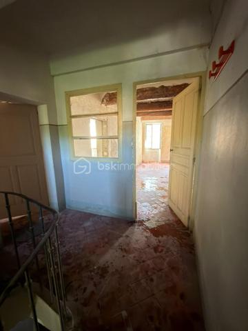 Découvrez cette maison de village traversante à rénover, baignée de lumière naturelle grâce à son orientation idéale Est/Ouest, située au cœur du village de Saint -Etienne les orgues où il fait si bon vivre! 
En effet, dans cette petite commune provençale, vous bénéficierez de toutes les commodités à proximité – commerces (boulangerie, épiceries, boucherie, tabac, opticien, esthétique, pharmacie, coiffeurs, restaurants), école, centre de soins avec 3 médecins généralistes, kiné, dentiste, ostéopathes, et bien d'autres... Une  crèche municipale est en construction, un bureau de poste, un distributeur de billets ainsi que des services publics et des associations nombreuses et dynamiques sont présents grâce à la médiathèque et la communauté de commune de Forcalquier/Montagne de Lure. 
La maison, elle aussi vous séduira. Son agencement est idéal, offrant une circulation fluide et pratique.
Le RDC  est composé de 2 garages et/ou atelier de plus de 20 m2, puis, entre les 2, de l'entrée de la maison ouvrant sur le couloir central desservant les 2 étages de la maison ainsi que des accès intérieurs aux garages . L'un des garages mène, en sous sol, à une cave. Au bout du couloir, à gauche de la cage d'escalier, toujours en RDC, se trouve aussi un local technique de 0m2 environ, équipé des raccordements d’eau (compteur neuf) alors que le compteur électrique existant mais non raccordé se trouve dans le couloir.
À l’étage, la maison révèle tout son potentiel avec deux grandes pièces d’environ 32 m² chacune, une pièce de 10 m², ainsi qu’un petit espace initialement prévu pour des toilettes. Ces volumes généreux laissent libre cours à votre imagination pour créer des espaces de vie uniques.
Au second étage, une pièce traversante de 31 m², baignée de lumière, offre même la possibilité d’aménager une terrasse tropézienne, un atout rare pour profiter de l’extérieur en toute sérénité. Depuis cette pièce, vous accéderez à une seconde pièce d’environ 27 m². 
La charpente a été refaite en 2019 (plaques sous tuiles posées, tuiles à ajouter).
Les portes de garage, restaurées et isolées en double vitrage permettent une utilisation du RDC sécurisée et isolée
La maison, hors d’eau et déblayée, se prête facilement à une division en deux appartements. Bien que l’électricité et la plomberie restent à installer, les bases sont solides pour un aménagement sur mesure.
 À vous de créer selon vos envies.

Située entre Manosque et Sisteron, à 20 mn de Forcalquier ce coin de paradis au pied de la montagne de Lure et de ses randonnées fantastiques ravira les amateurs de nature! Une opportunité unique pour les amateurs de rénovation, alliant authenticité et potentiel moderne.